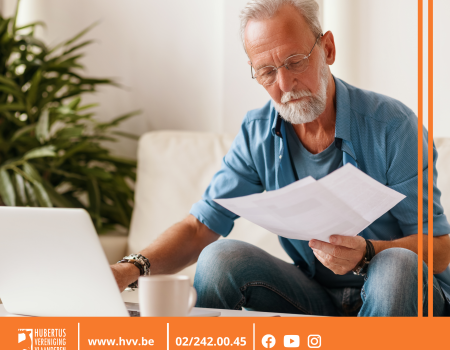 HVV-medewerker helpt met het digitaal aanvragen van jachtverlof tijdens jachtbeurs HVV-medewerker helpt met het digitaal aanvragen van jachtverlof tijdens jachtbeurs